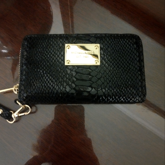 Michael Kors Jet Black Embossed Snake Skin Double Pocket Phone Wallet Wristlet - Picture 3 of 6